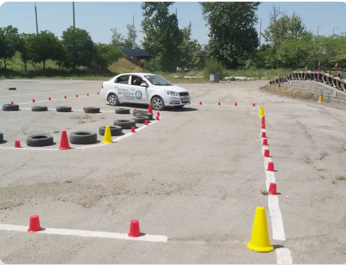 Собственный автодром автошколы с разметкой и конусами